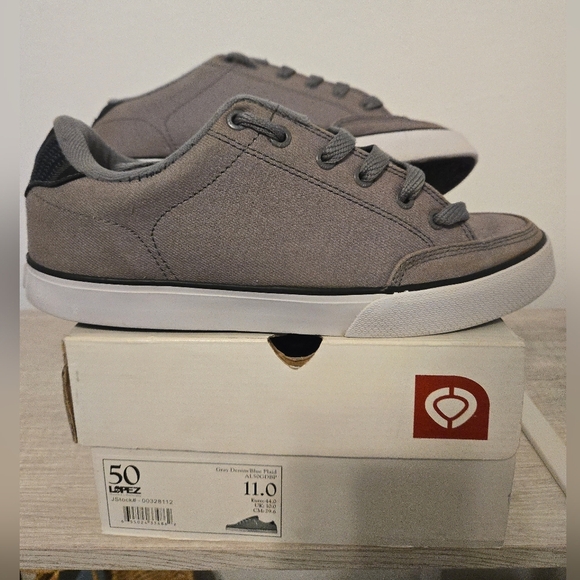 Circa Joan & David Other - Circa Skateboarding Shoes Mens Size 11 Sneakers Gray Denim Blue Plaid